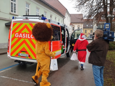 Božiček in Levček obdarujeta otroke
